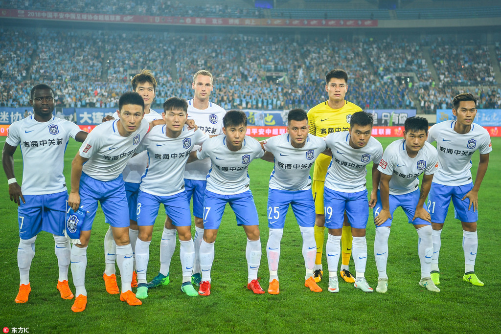 沙特联战报：本泽马破门，十人吉达联合2-1利雅得体育（沙特联赛战报：本泽马建功，十人吉达联合2-1击败利雅得体育）