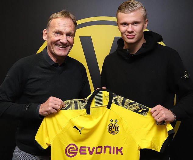 泪目！足协杯冠军奖杯被带回工体，放在已故球迷杨雪的座位旁（令人动容：足协杯冠军奖杯回归工体，安放在已故球迷杨雪的座位旁）