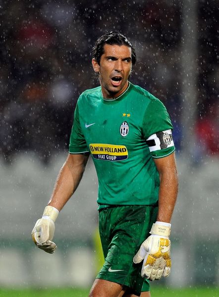 刘若钒庆祝海港队夺冠：人生第一个中超冠军🏆（刘若钒庆贺海港队加冕：职业生涯首个中超冠军🏆）