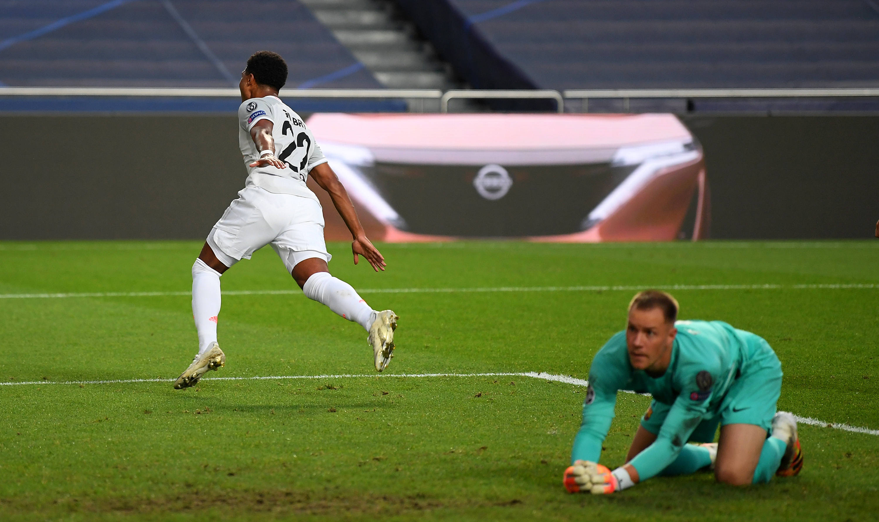 24位排名藏惊天逆转？郑钦文别被“财富自由”蒙蔽她的野心！（第24名背后酝酿大逆转？别让“财富自由”冲淡郑钦文的争冠野心）