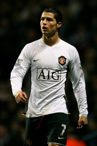 曼联4-1击败狼队，升至英超第六；米兰3-2战胜都灵，登顶积分榜。（曼联4比1擒狼队跻身英超第六，米兰3比2力克都灵领跑积分榜）